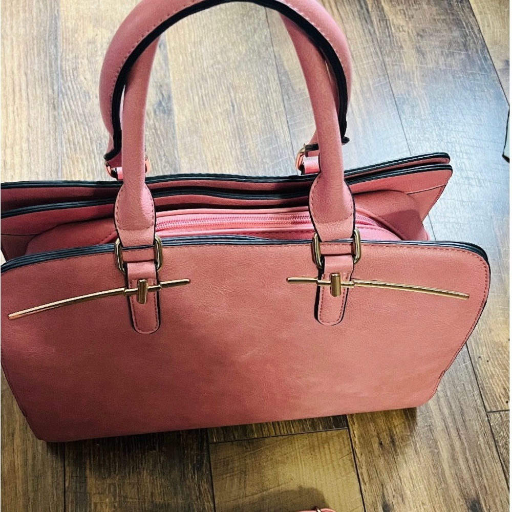 Large shoulder bag with removable strap.